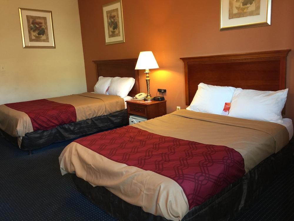 Red Carpet Inn Norwalk Bagian luar foto