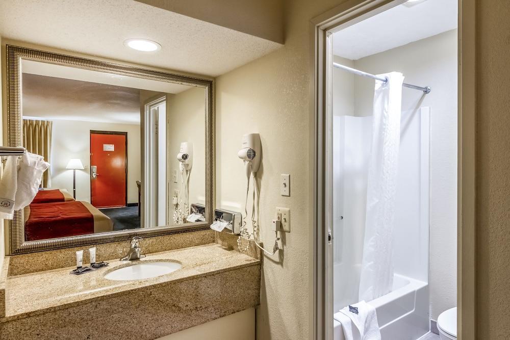 Red Carpet Inn Norwalk Bagian luar foto