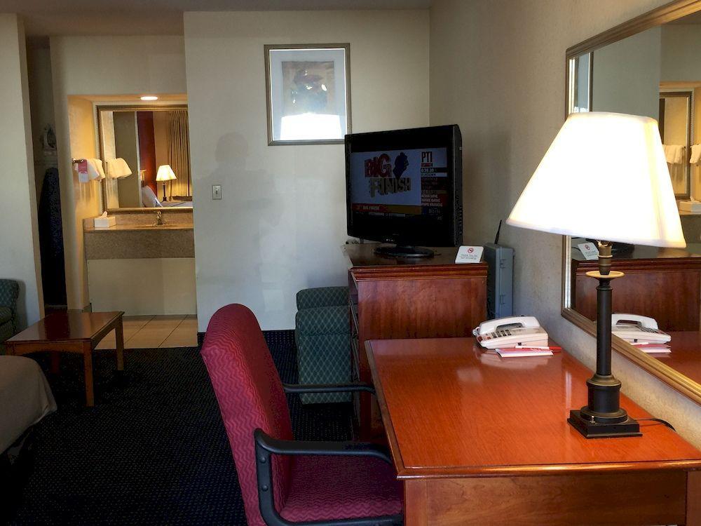 Red Carpet Inn Norwalk Bagian luar foto