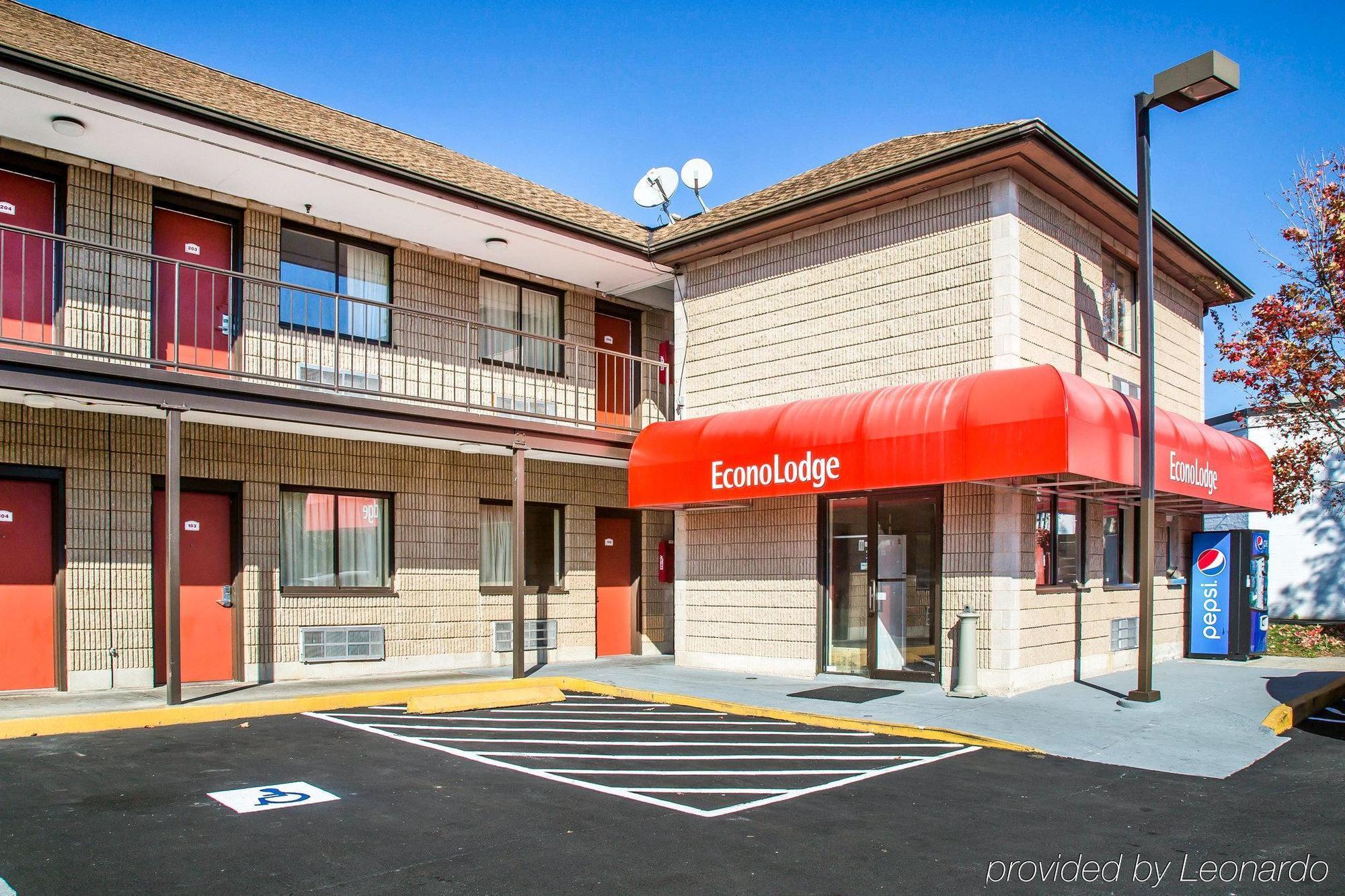 Red Carpet Inn Norwalk Bagian luar foto