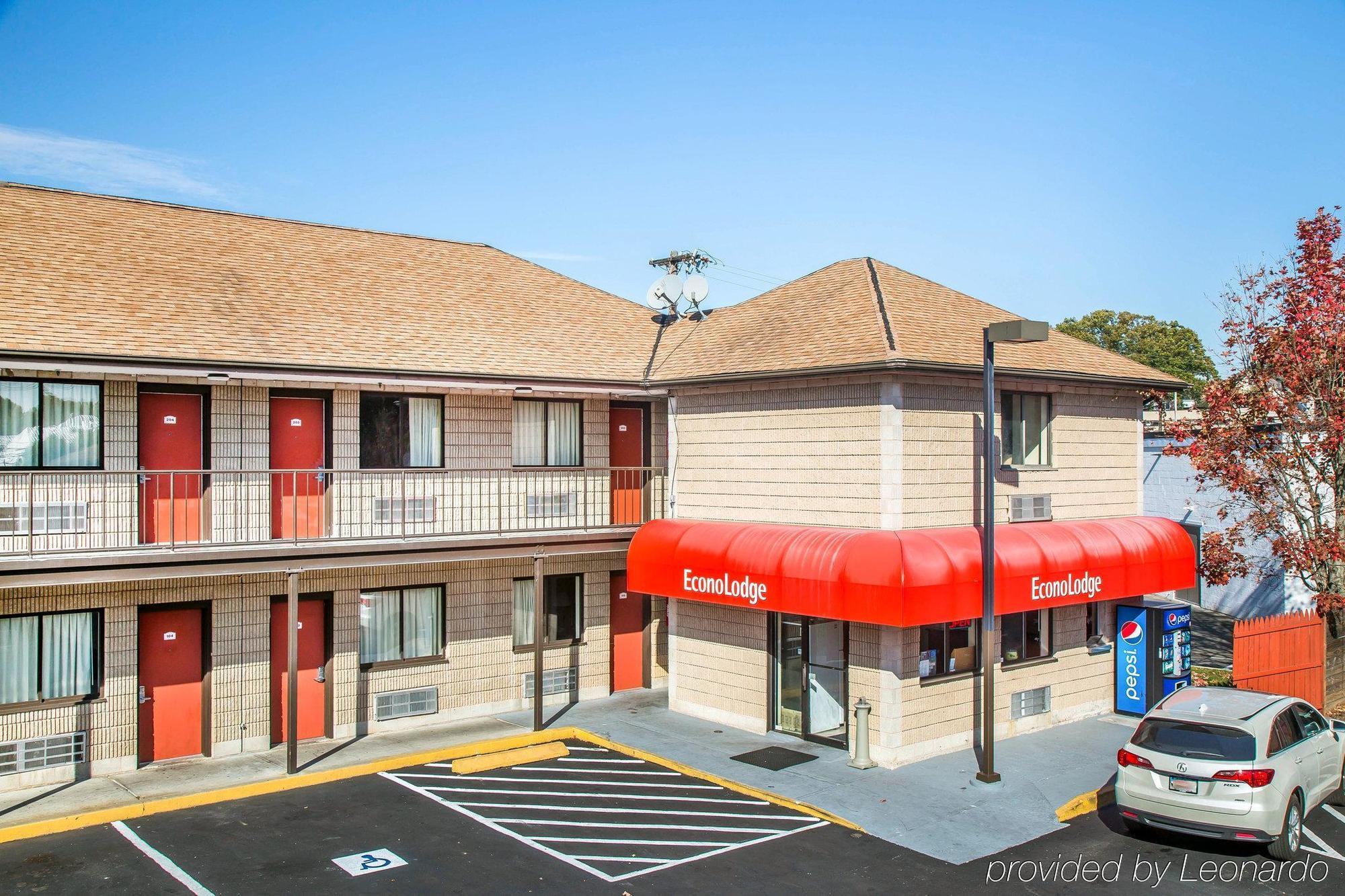 Red Carpet Inn Norwalk Bagian luar foto