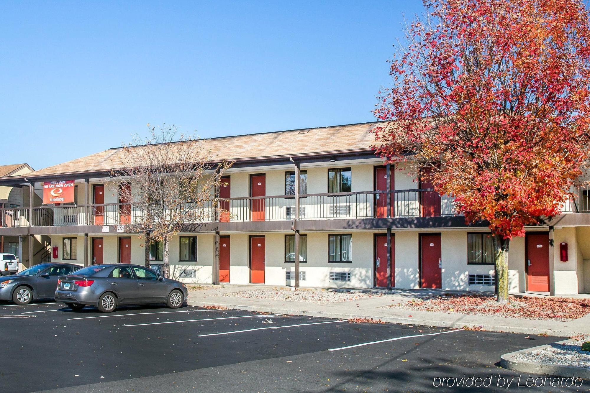 Red Carpet Inn Norwalk Bagian luar foto