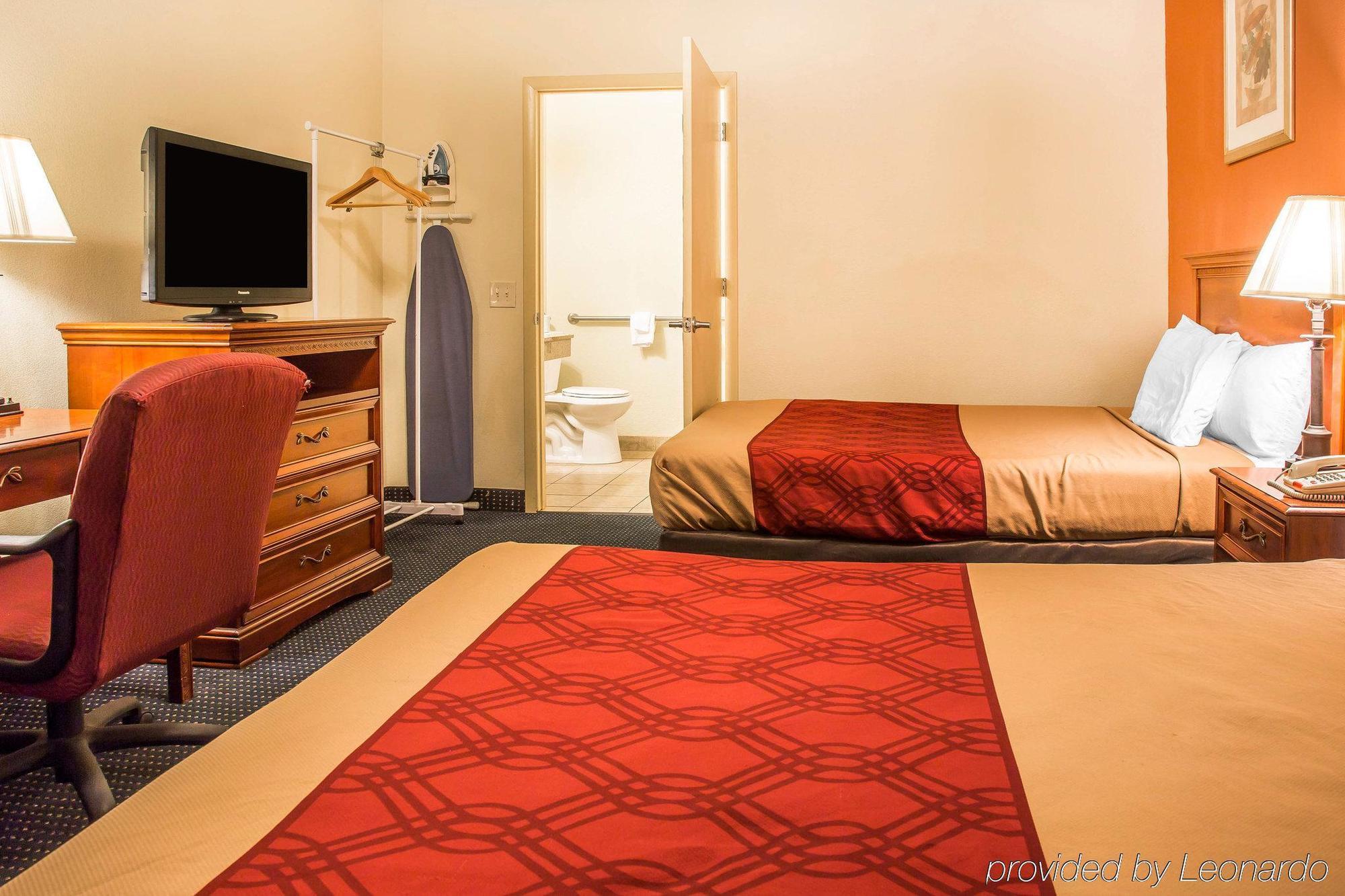 Red Carpet Inn Norwalk Bagian luar foto