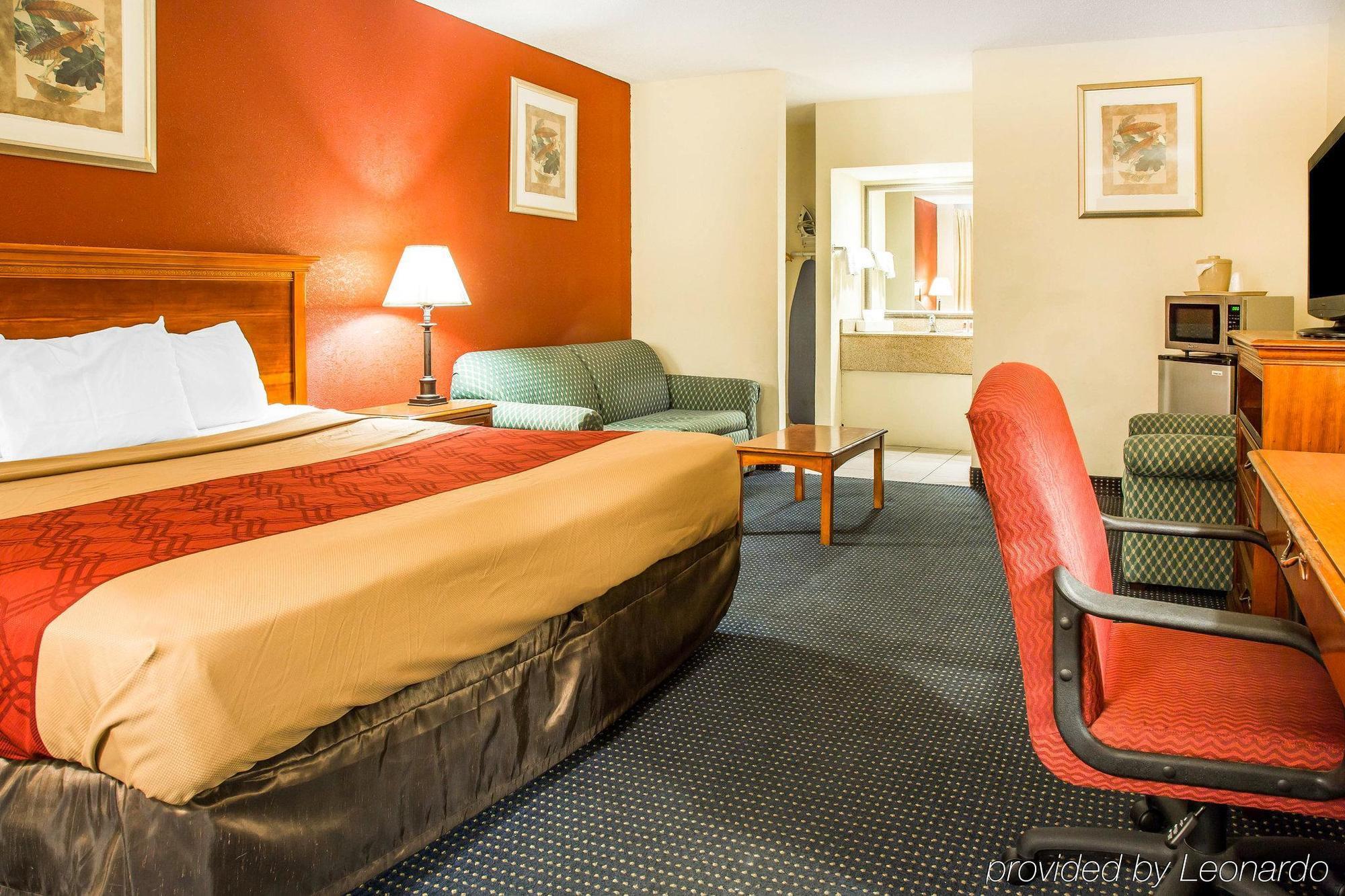 Red Carpet Inn Norwalk Bagian luar foto