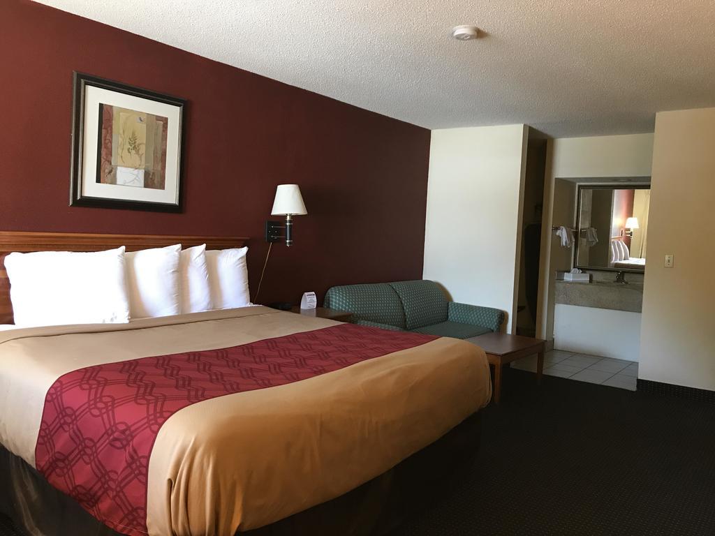 Red Carpet Inn Norwalk Bagian luar foto