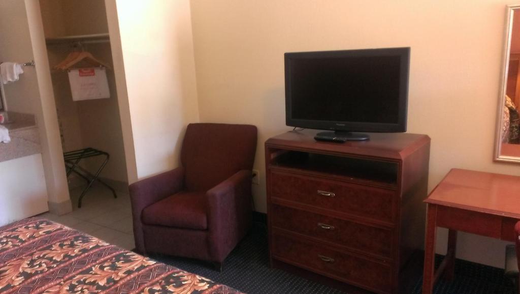 Red Carpet Inn Norwalk Bagian luar foto