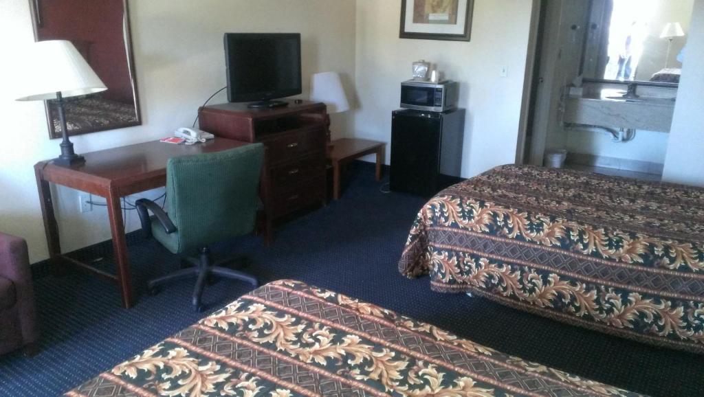 Red Carpet Inn Norwalk Bagian luar foto