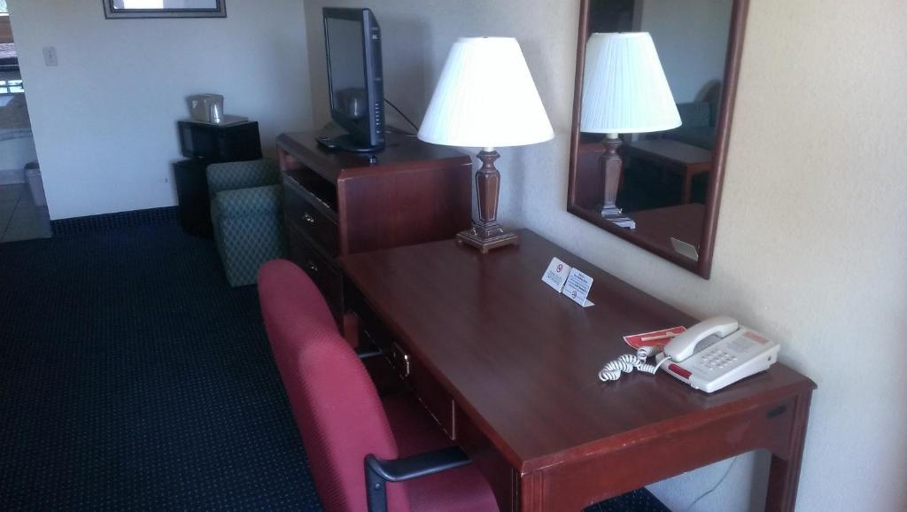 Red Carpet Inn Norwalk Bagian luar foto