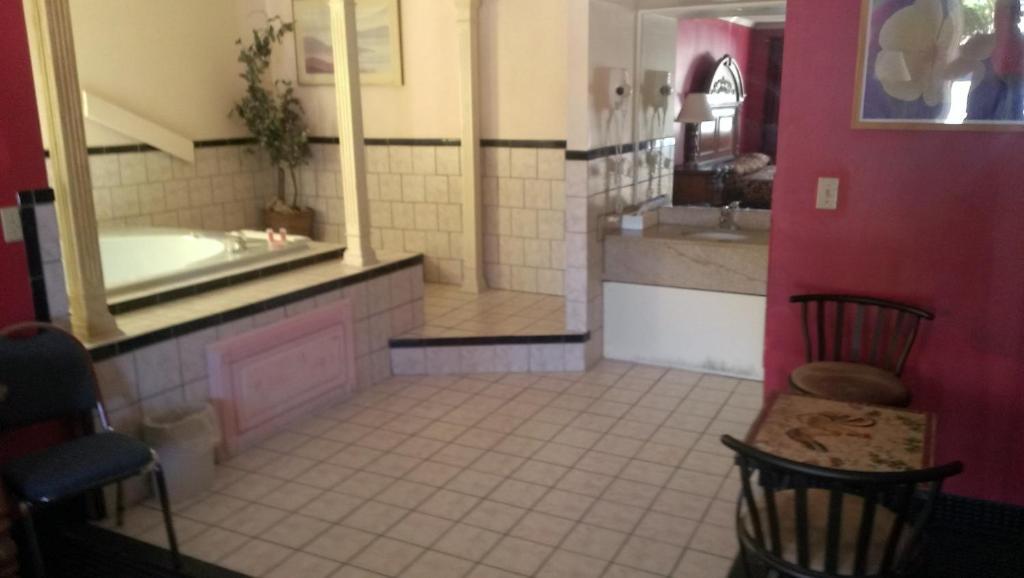 Red Carpet Inn Norwalk Bagian luar foto