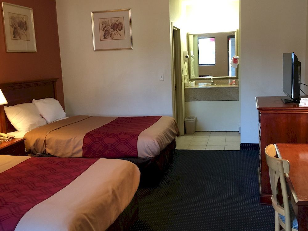 Red Carpet Inn Norwalk Bagian luar foto