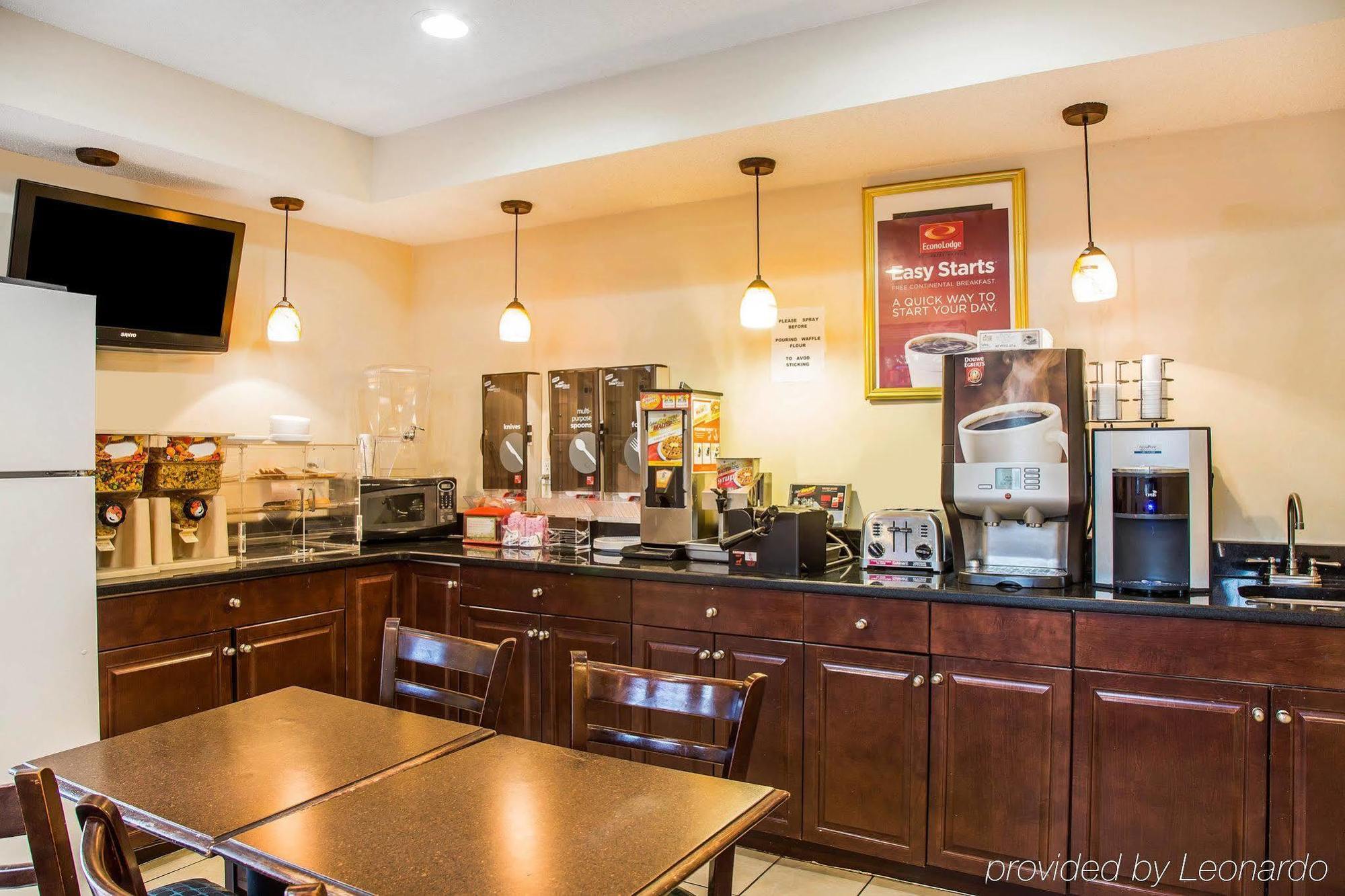 Red Carpet Inn Norwalk Bagian luar foto