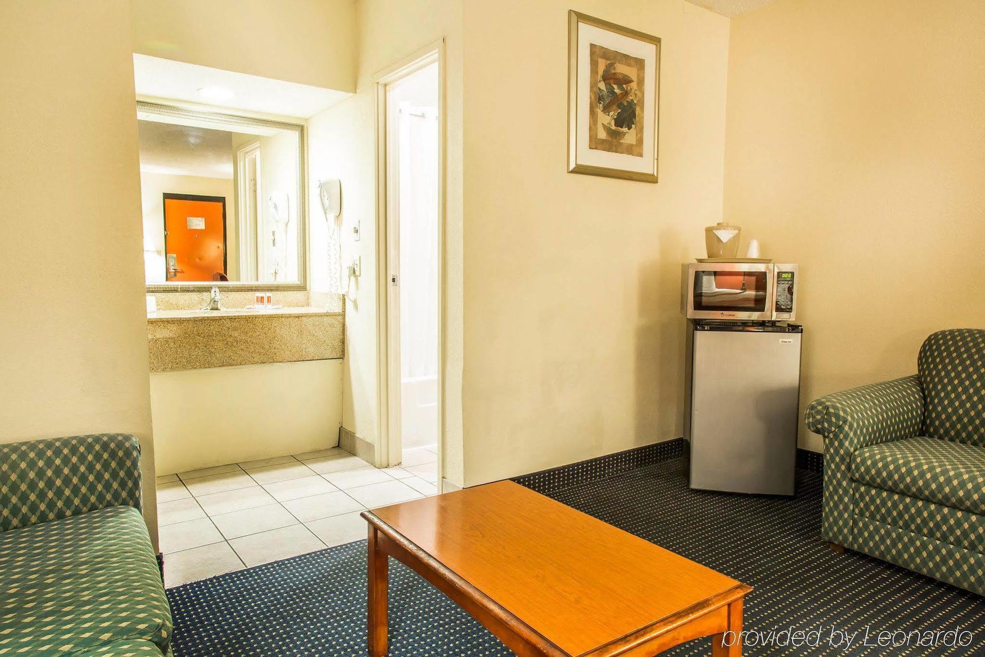 Red Carpet Inn Norwalk Bagian luar foto