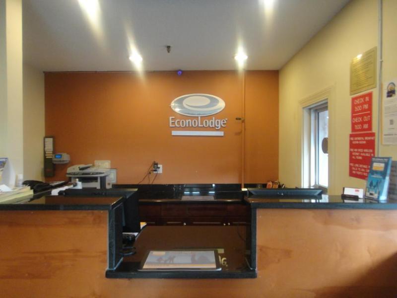 Red Carpet Inn Norwalk Bagian luar foto