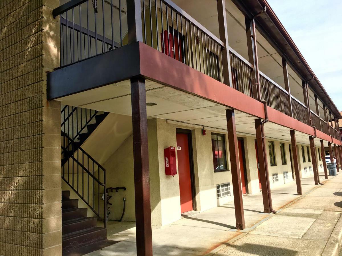 Red Carpet Inn Norwalk Bagian luar foto