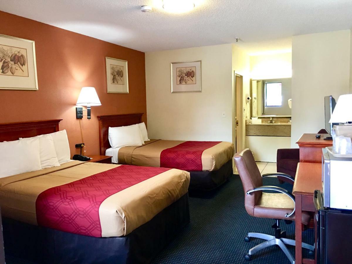 Red Carpet Inn Norwalk Bagian luar foto