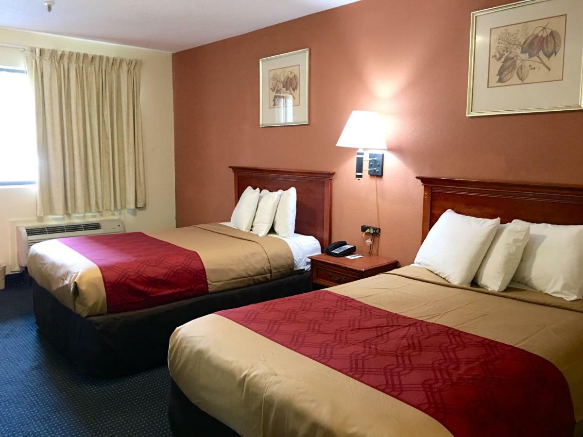 Red Carpet Inn Norwalk Bagian luar foto