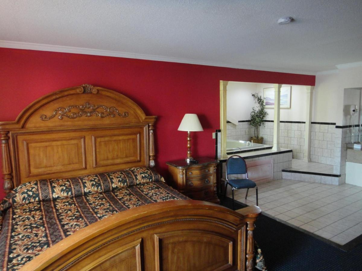 Red Carpet Inn Norwalk Bagian luar foto