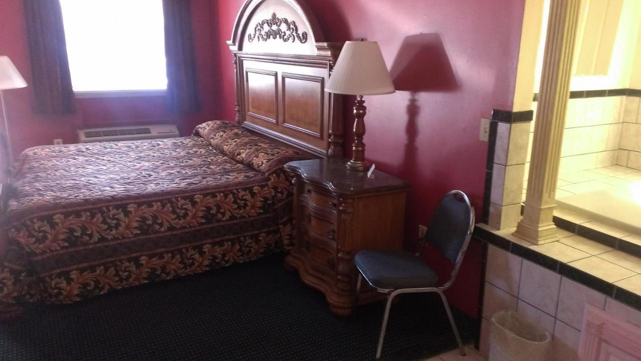 Red Carpet Inn Norwalk Bagian luar foto