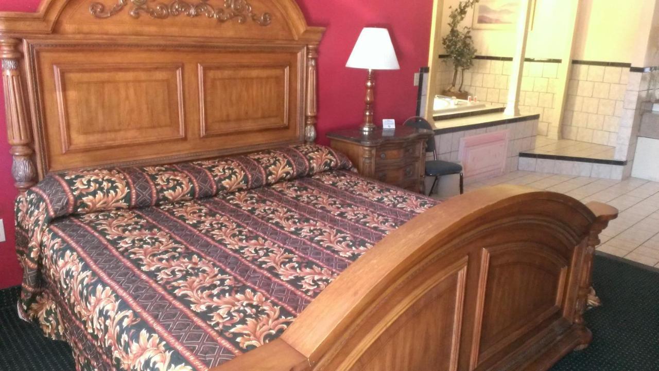 Red Carpet Inn Norwalk Bagian luar foto