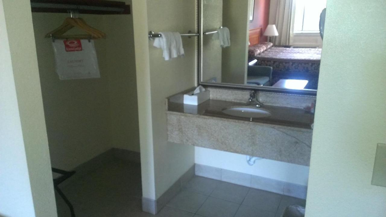 Red Carpet Inn Norwalk Bagian luar foto